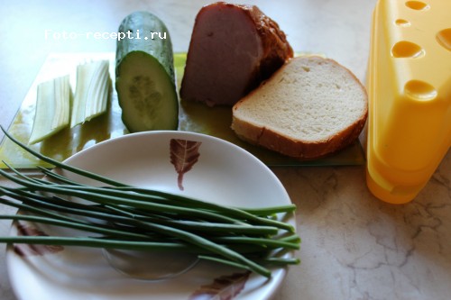 Салат-бутерброд с грудинкой и сухариками