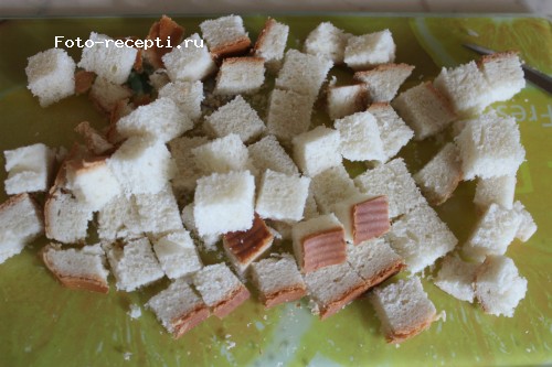 Салат-бутерброд с грудинкой и сухариками