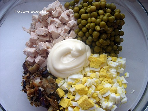 Салат с курицей, грибами и зеленым горошком