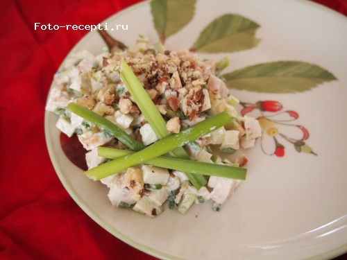 Салат из копченой курицы с яблоками