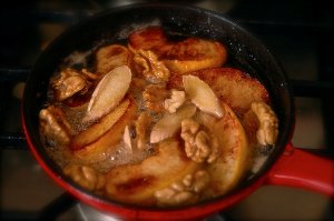 Рецепт блинчиков с айвой, медом и орехами