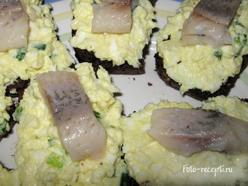 Рецепт бутербродов  с сельдью на подушке из яиц и зеленого лука с фото