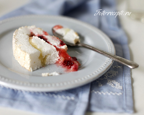 Меренговый рулет с яблоками и брусникой