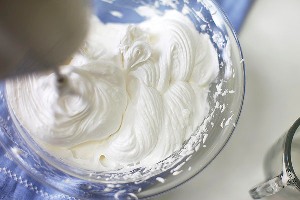 Меренговый рулет с яблоками и брусникой