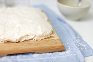 Меренговый рулет с яблоками и брусникой
