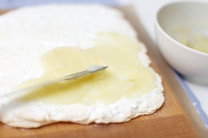 Меренговый рулет с яблоками и брусникой