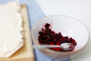 Меренговый рулет с яблоками и брусникой