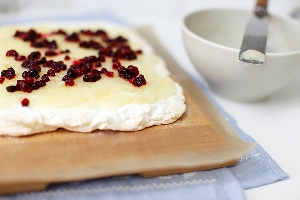 Меренговый рулет с яблоками и брусникой