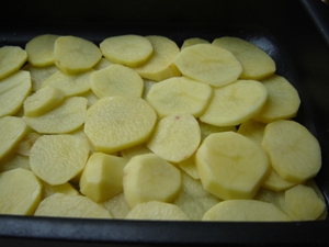 Картофель с грибами под сметаной и сыром в духовке