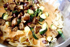 Макароны фарфалле с овощами в томтном соусе