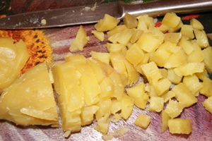 Пошаговый рецепт приготовления окрошки на квасе с колбасой с фотографиями