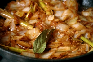 рецепт приготовления тушеной капусты с креветками и лимонной травой