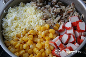 Салат из риса с крабовыми палочками и кукурузой