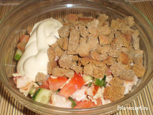 Рецепт салата из копченой курицы с сухариками