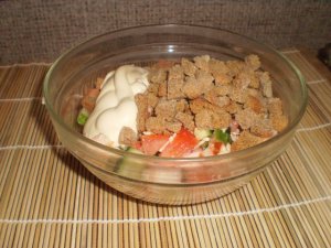 Рецепт салата из копченой курицы с сухариками