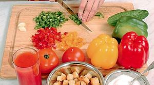 Рецепт приготовления супа с томатным соком, огурцами и гренками