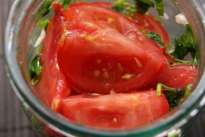 Резаные помидоры, маринованные дольками