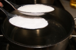 Готовим маринад, вскипятив воду с солью и сахаром