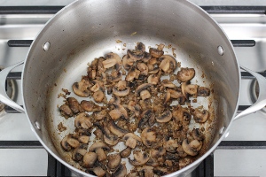 Фрикадельки в сливочном соусе с грибами 
