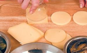 Рецепт приготовления розеток из сыра и шпрот