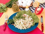 Рецепт салата из белокочанной капусты с зеленым горошком, сладким перцем и яйцами