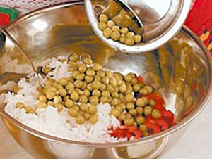 Рецепт салата из сладкого перца, зеленого горошка и риса с фото пошагового приготовления