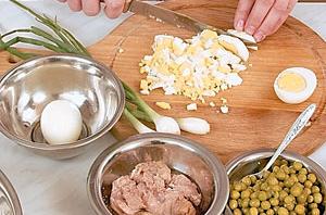 Рецепт приготовления салата   с печенью трески