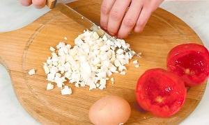 Рецепт приготовления помидор, фаршированных яйцами и луком