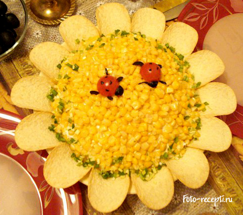 Салат Подсолнух с чипсами, курицей, кукурузой и грибами рецепт приготовления пошаговый с фото